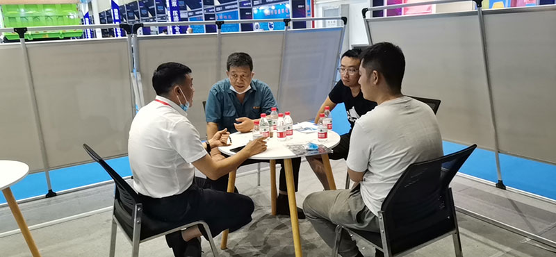認(rèn)真地為顧客解答每一個(gè)問(wèn)題