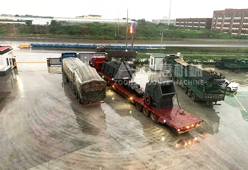 三輛大卡車準備出發